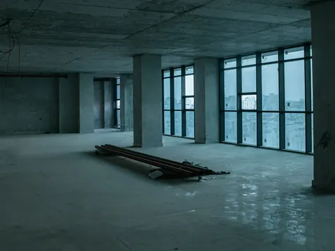 Leere Neubau-Etage mit großen Fensterfronten vor der Übergabe