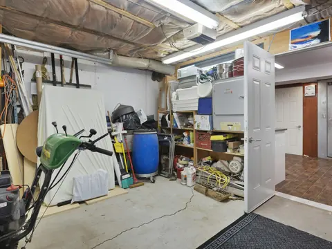 Vollgestellte Garage vor der Entrümpelung