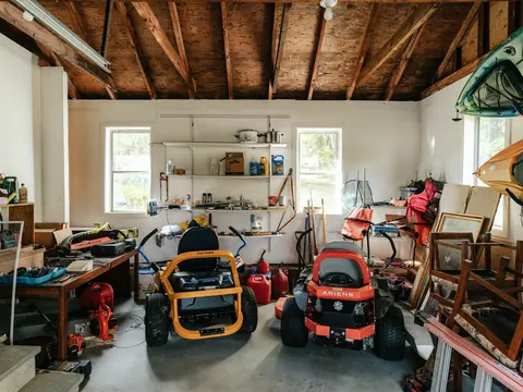 Garage mit abgestellten Geräten und Möbeln