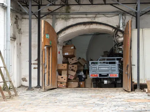 Garage mit Kartons und abgestellten Gegenständen vor der Räumung