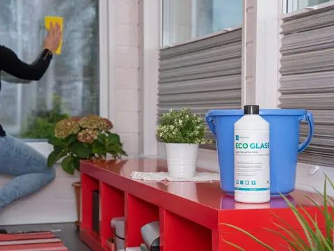 Glasreiniger und Tuch an einem Fenster im Wohnbereich