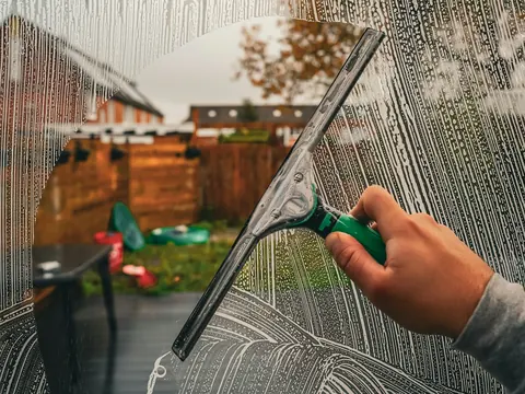 Fenster wird mit Abzieher streifenfrei gereinigt