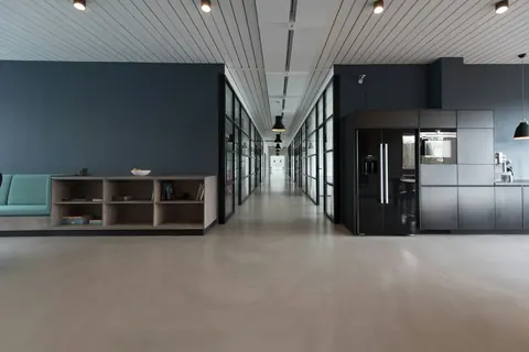 Frisch gereinigter Büroflur mit glänzendem Boden
