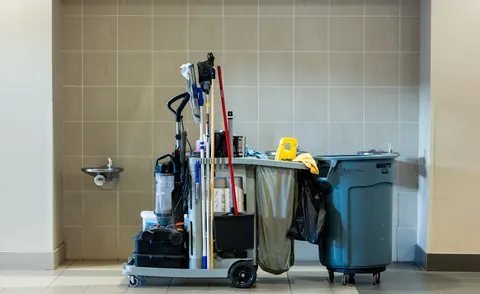 Ausgestatteter Reinigungswagen im Sanitärbereich