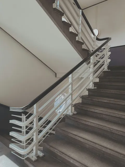 Sauberes Treppenhaus mit Edelstahlgeländer