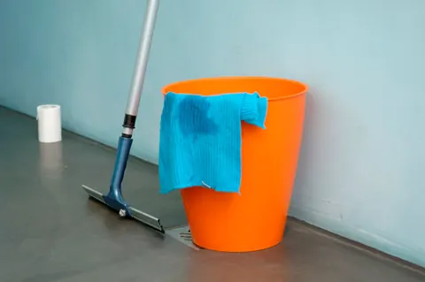 Wischeimer und Mopp für die Unterhaltsreinigung