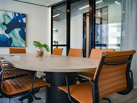 Gepflegter Besprechungsraum in einem Bürogebäude
