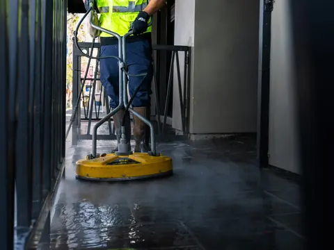 Bodenreinigung mit Flächenreiniger in einem Flur
