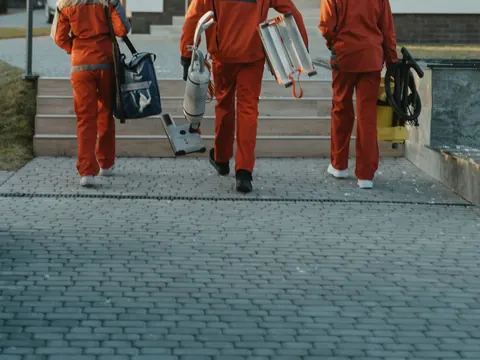 Serviceteam in Arbeitskleidung auf dem Weg zum Objekt