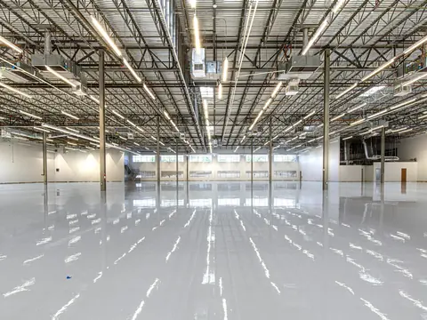 Große Industriehalle mit sauberem Hallenboden