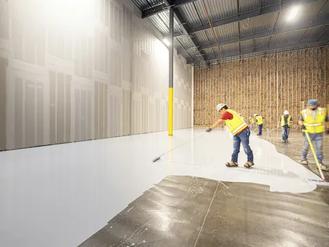 Reinigungsteam in einer leeren Produktionshalle