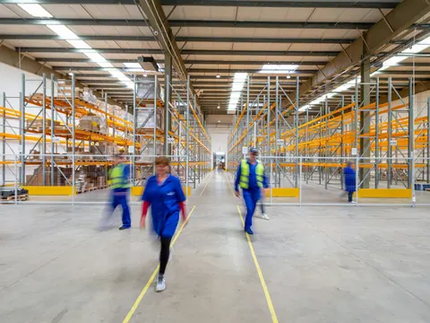 Lagerhalle mit Regalen und Verkehrswegen
