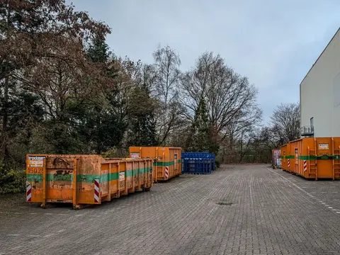 Container für die fachgerechte Entsorgung auf einem Betriebshof