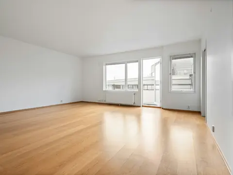 Leere, besenreine Wohnung nach der Räumung