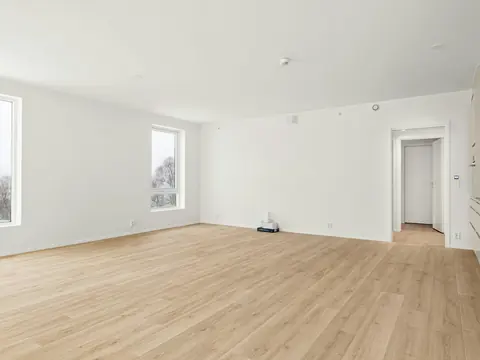 Helle, geräumte Wohnräume mit Holzboden