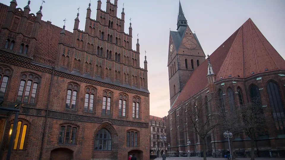 Altes Rathaus und Kirche in Göttingen
