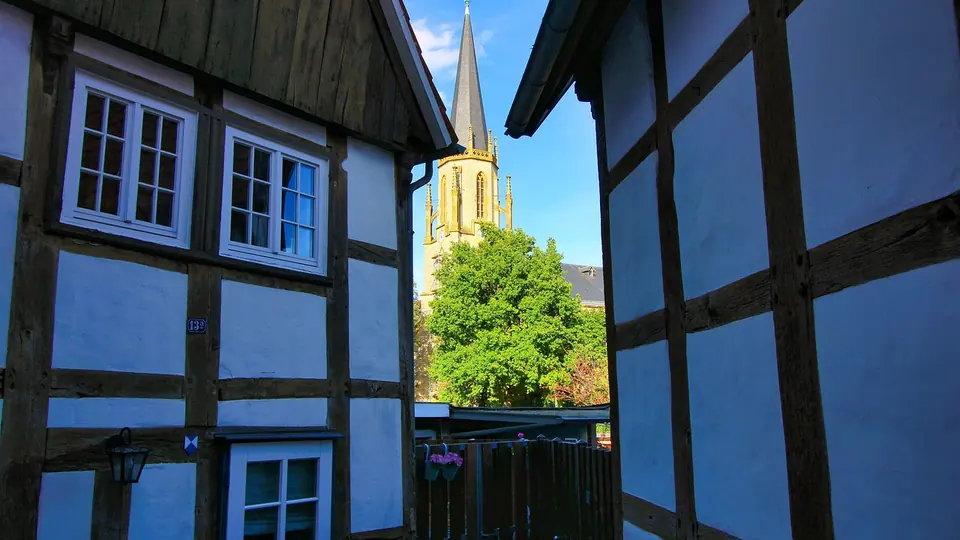 Fachwerk und Kirchturm in Gütersloh