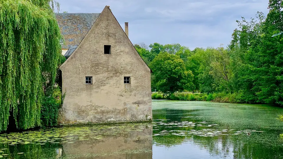 Historisches Gebäude an einem Wassergraben
