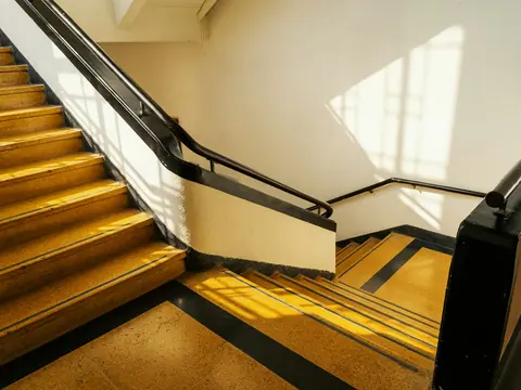 Treppenhaus mit Holzstufen und Handlauf